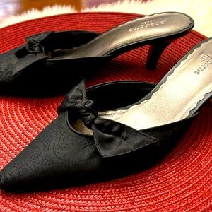 Liz Claiborne black bow pumps